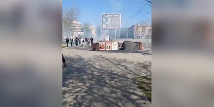 У Херсоні російські військові розігнали мирний мітинг проти так званого “референдуму” (ВІДЕО)