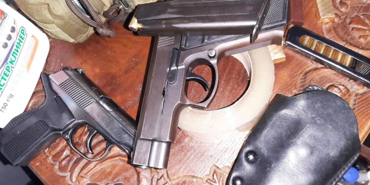 Набої, пістолети, граната, підривач, а ще наркотики – що вилучили поліцейські у 36-річного миколаївця (ФОТО)