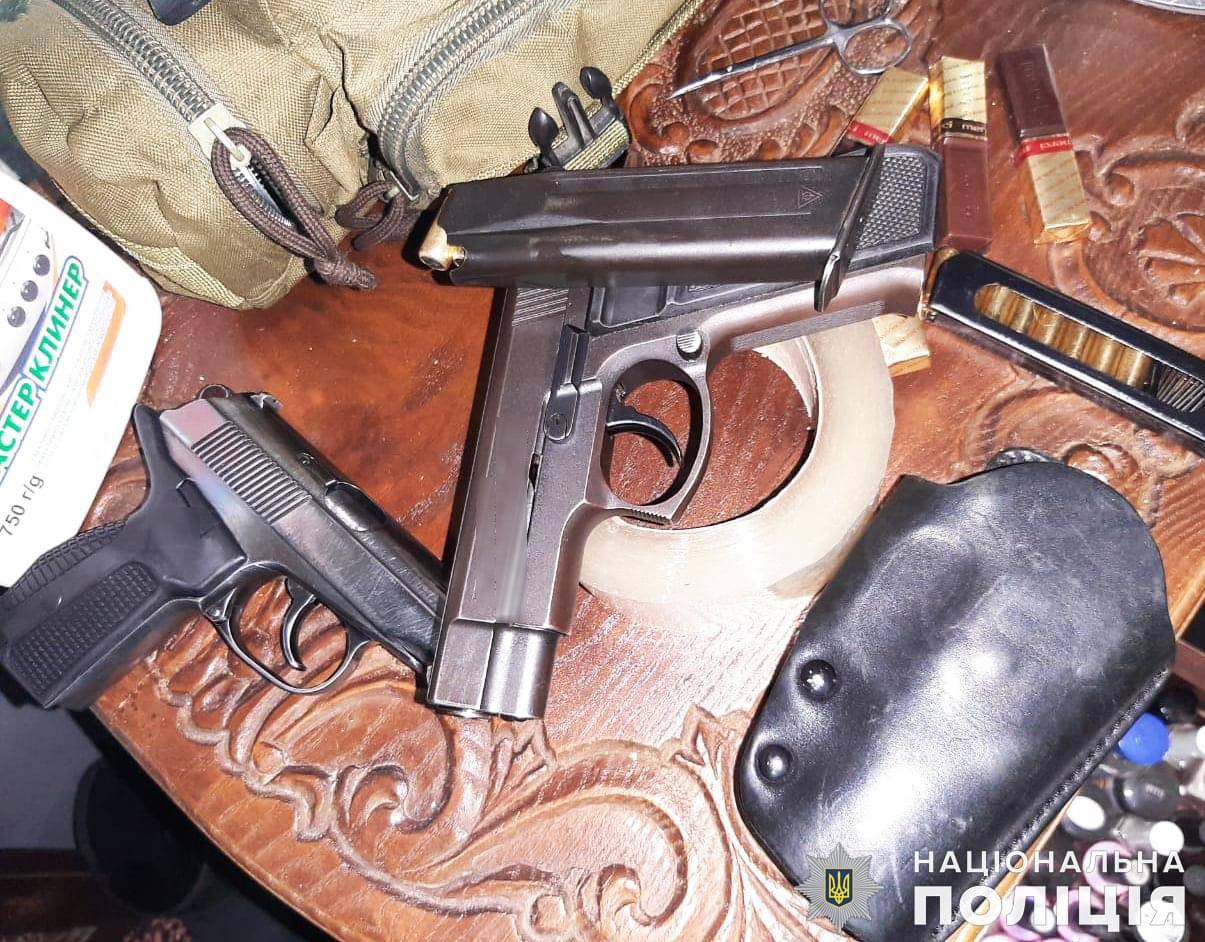 Набої, пістолети, граната, підривач, а ще наркотики – що вилучили поліцейські у 36-річного миколаївця (ФОТО)