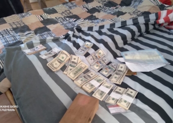 На Львівщині ДБР проводить обшуки у родичів Віктора Медведчука та Тараса Козака. Поки дещо знайшли на квартирі дружини Козака (ФОТО)