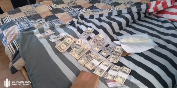 На Львівщині ДБР проводить обшуки у родичів Віктора Медведчука та Тараса Козака. Поки дещо знайшли на квартирі дружини Козака (ФОТО)