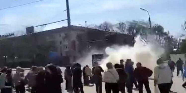 Під час розгону окупантами учасників проукраїнського мітингу в Херсоні постраждали 4 мирних мешканці (ФОТО)