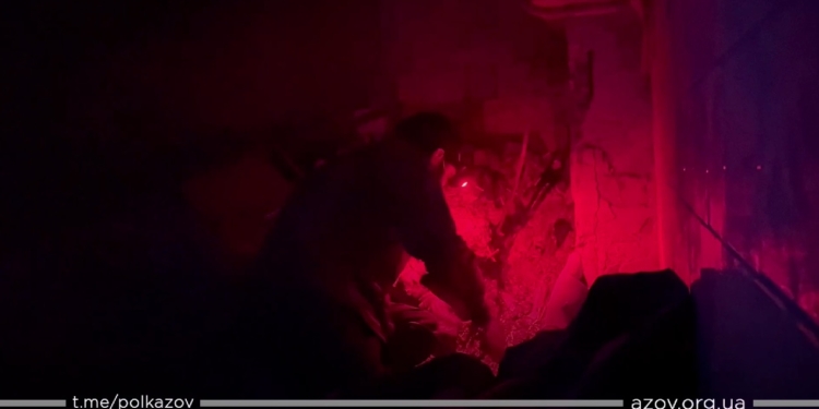 Всю ніч росіяни бомбили «Азовсталь» авіабомбами і обстрілювали корабельними ракетами – постраждав польовий шпиталь (ВІДЕО)