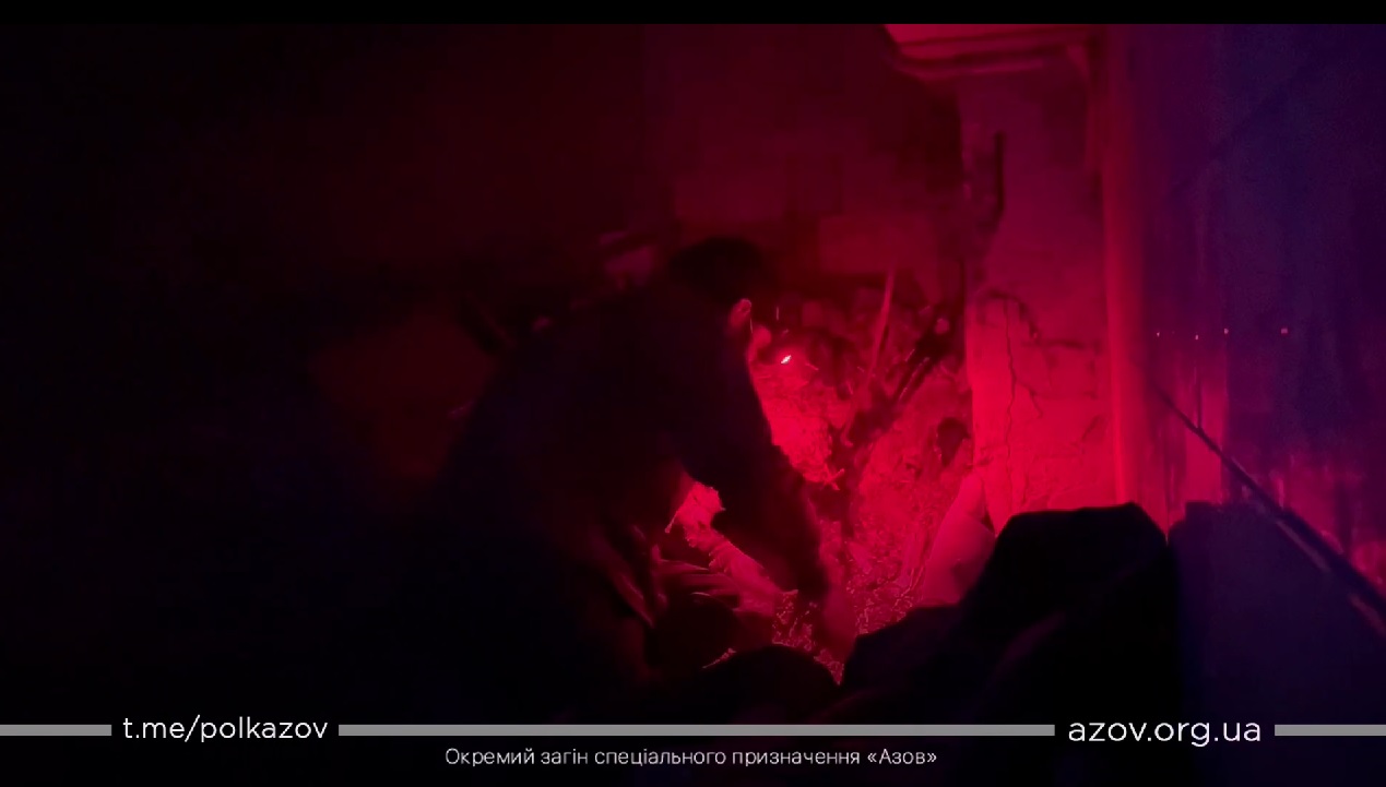 Всю ніч росіяни бомбили «Азовсталь» авіабомбами і обстрілювали корабельними ракетами – постраждав польовий шпиталь (ВІДЕО)