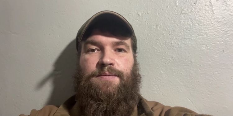 З «Азовсталі» вдалось евакуювати 20 цивільних, про поранених військовослужбовців мова не йшла. Подробиці – від полку «Азов» (ВІДЕО)