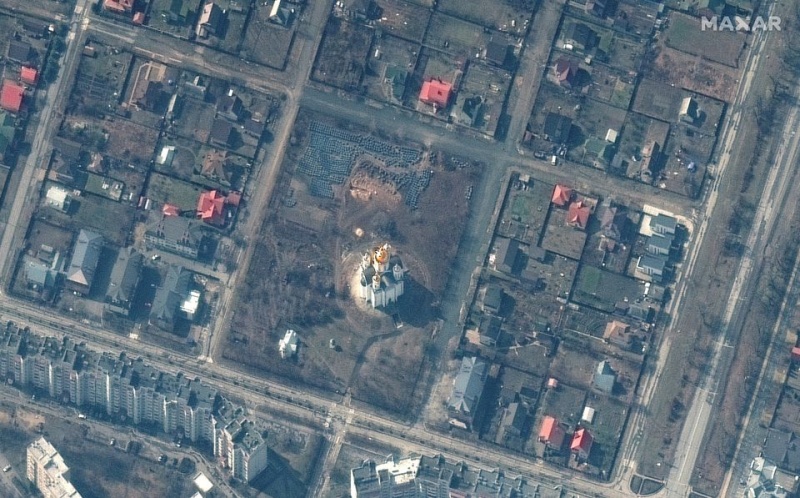 Рашисти почали копати траншею, де потім виявили масове поховання жителів Бучі, ще 10 березня – супутникові знімки (ФОТО) 1