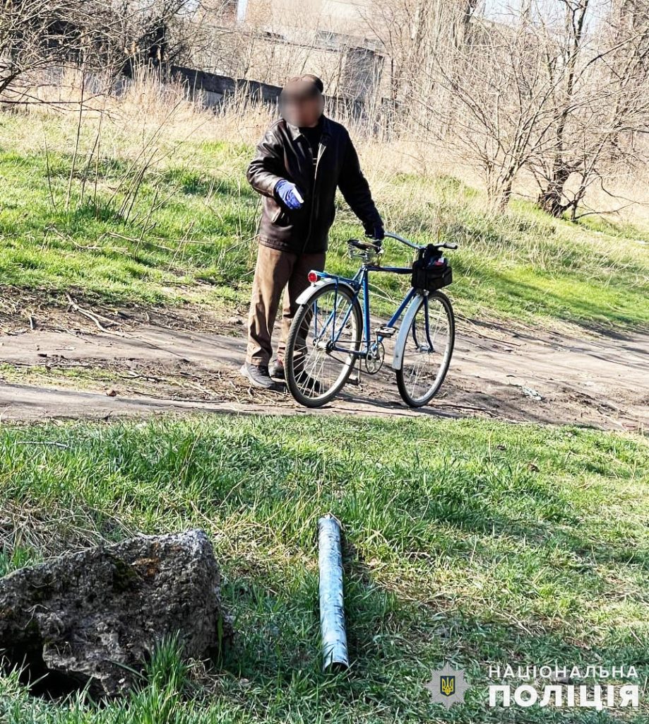 В Николаеве мужчина избил патрульную, которая не давала ему увезти из парка неразорвавшийся рашистский снаряд (ФОТО) 2