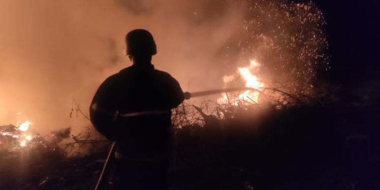 На Миколаївщині за добу загасили 8 пожеж, 4 з яких виникли через рашистські обстріли (ФОТО)