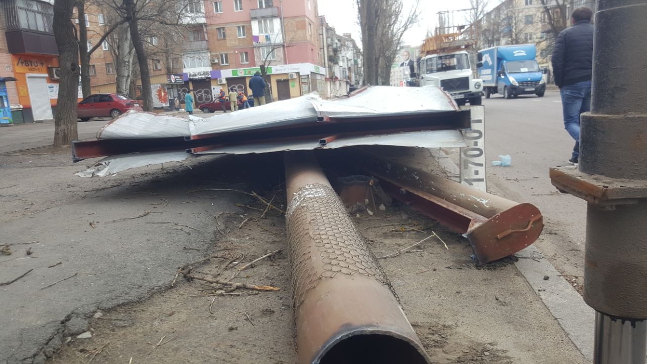 У Миколаєві вже прибрали з вулиць 110 бордів (ФОТО)