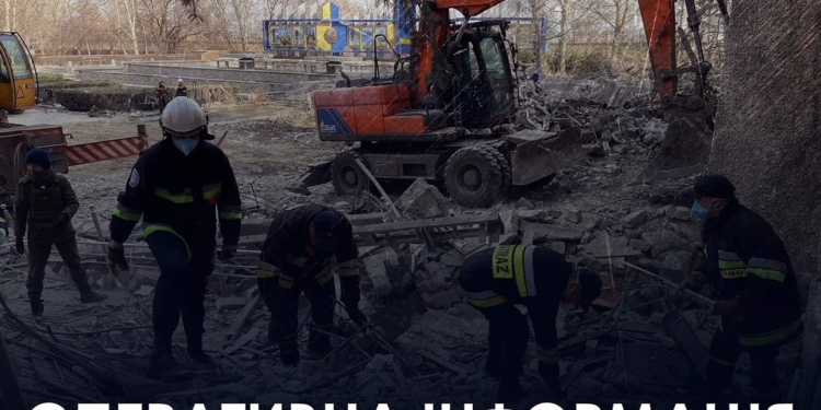 Разбор завалов разрушенного рашистами здания Николаевской ОВА: достали еще троих погибших, всего погибших 24