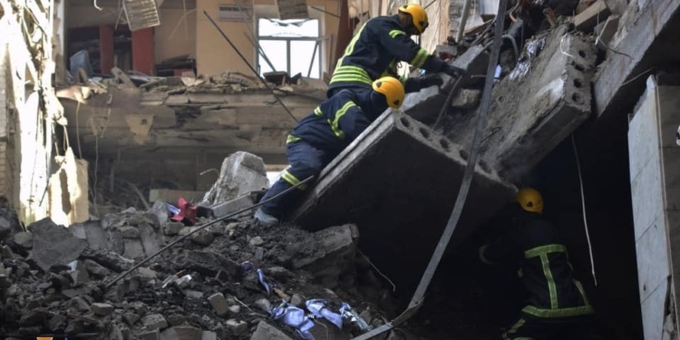 Разбор завалов разрушенного рашистской ракетой здания Николаевской ОГА: известно о 30 погибших