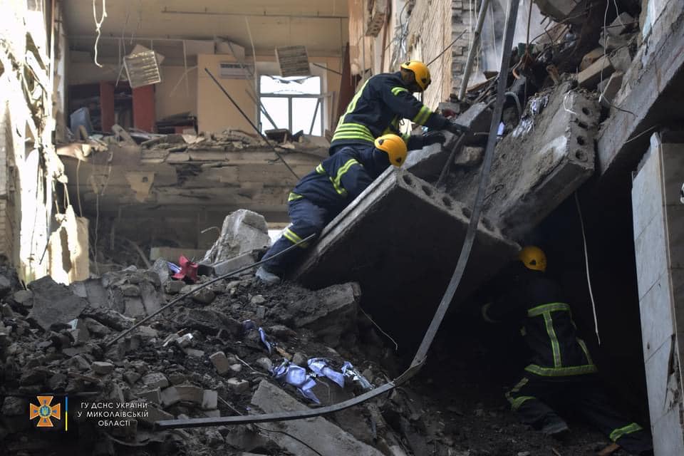 Разбор завалов разрушенного рашистской ракетой здания Николаевской ОГА: известно о 30 погибших 1