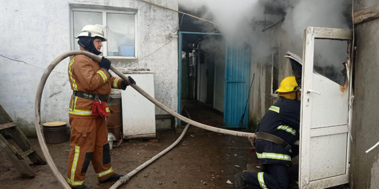 У Веселиновому рятувальники загасили пожежу лазні