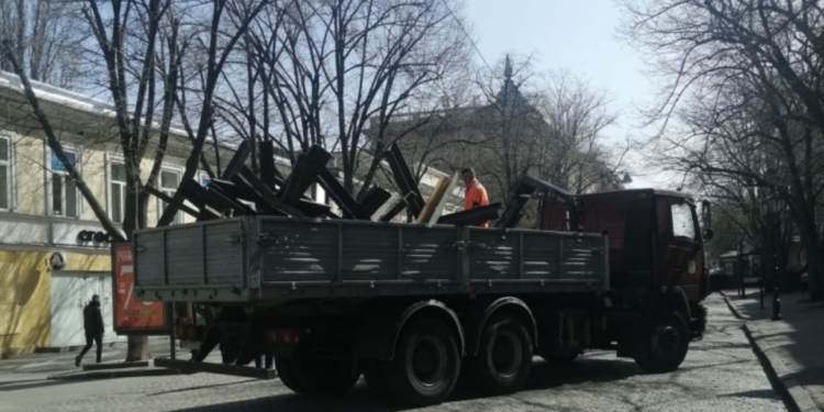 Не рано? В Одессе разбирают баррикады, противотанковые ежи отдадут Николаеву (ФОТО)