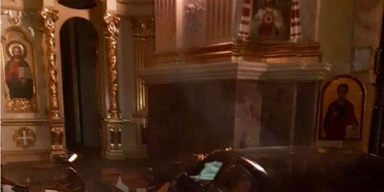 То, о чем предупреждали. Незвестные протаранили собор в Тернополе, уничтожив плащаницу (ФОТО)