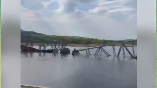 ВСУ взорвали мост через Северский Донец с грузовым составом рф (ВИДЕО)