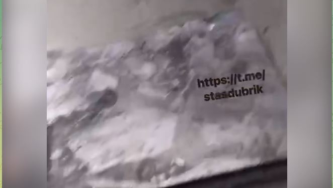 Жадность лишает разума. Рашисты прячут украденные MacBook и iPad в бронежилетах, выбрасывая для этого из них защитные пластины (ВИДЕО)