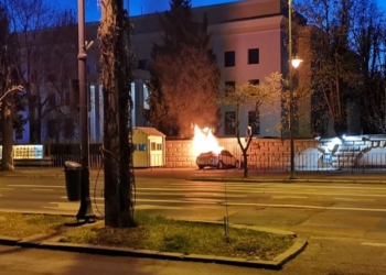 В Бухаресте посольство рф протаранил автомобиль. Говорят, что это сознательная акция (ФОТО, ВИДЕО)