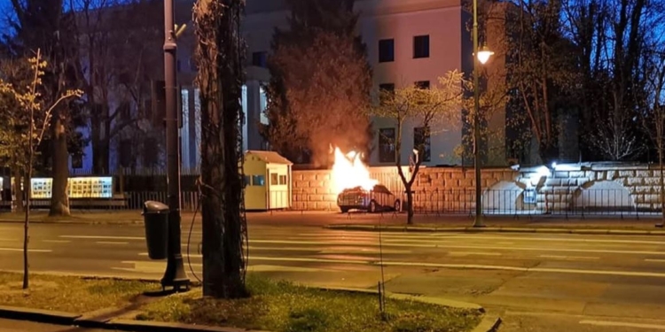 В Бухаресте посольство рф протаранил автомобиль. Говорят, что это сознательная акция (ФОТО, ВИДЕО)