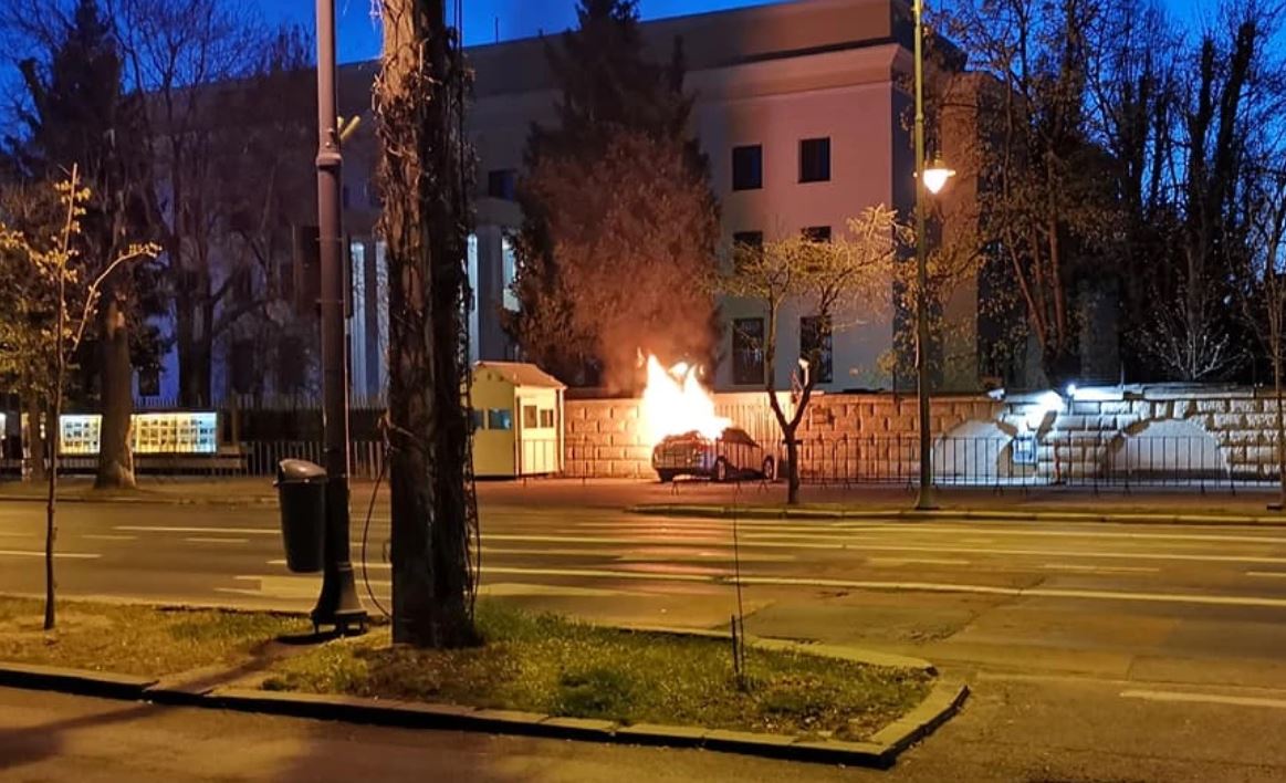 В Бухаресте посольство рф протаранил автомобиль. Говорят, что это сознательная акция (ФОТО, ВИДЕО)