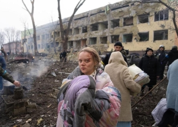 Оккупанты взяли в заложники роженицу из Мариуполя, фото с которой облетели мир. Теперь склеенной нарезкой ее слов пытаются оправдть свои зверства (ВИДЕО)