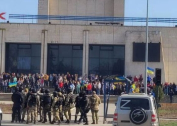 В Энергодаре люди вышли на митинг – их разгоняют взрывами и пакуют в автозаки (ВИДЕО)