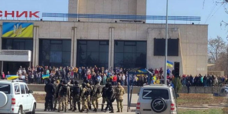 В Энергодаре люди вышли на митинг – их разгоняют взрывами и пакуют в автозаки (ВИДЕО)