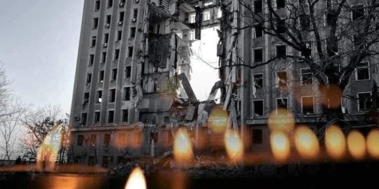 Сім’ї загиблих працівників та постраждалі працівники внаслідок ракетного обстрілу будівлі Миколаївської ОВА отримають матеріальну допомогу