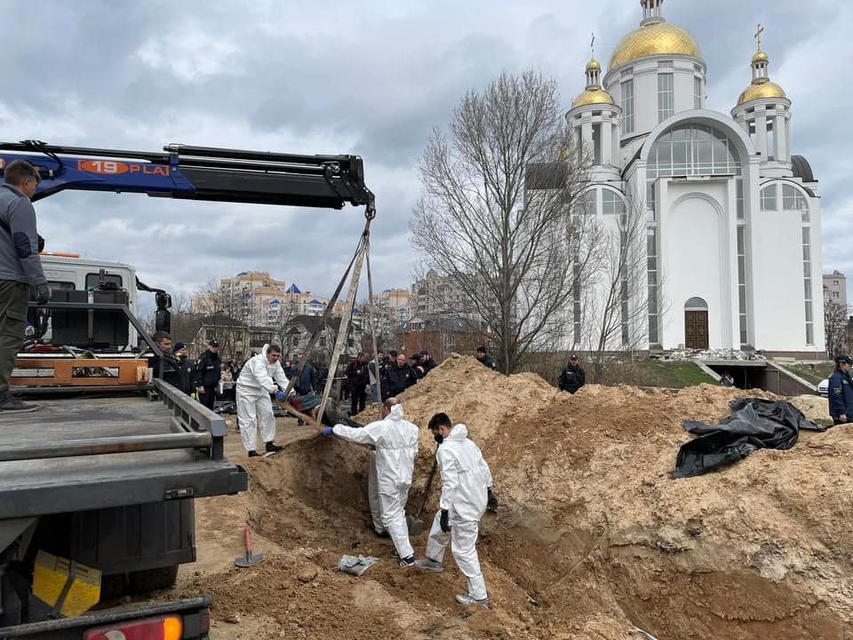 У Бучі почалась ексгумація тіл закатованих росіянами з «братської могили» біля церкви (ФОТО) 4