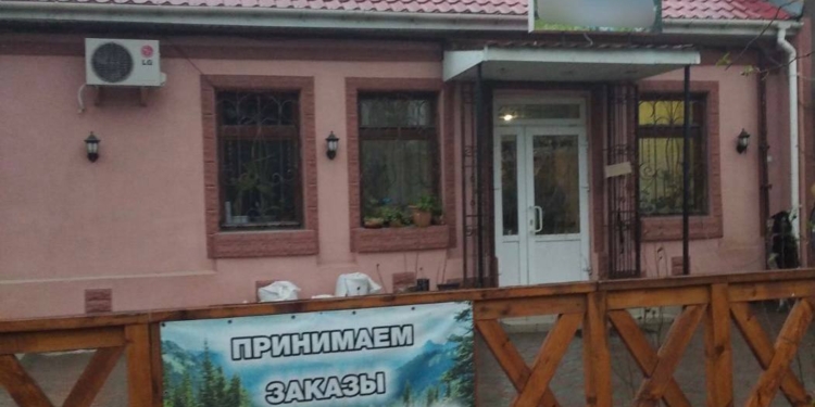 Миколаївська обласна варта виявила кафе у Центральному районі міста, де торгували сурогатним алкоголем (ФОТО)