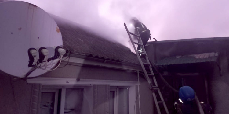 Зранку рятувальники Миколаївщини у Шевченкове загасили пожежу, яка виникла внаслідок обстрілу (ФОТО)