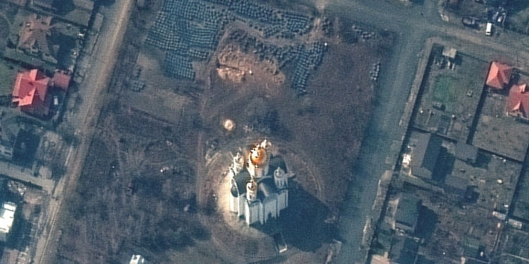 Рашисти почали копати траншею, де потім виявили масове поховання жителів Бучі, ще 10 березня – супутникові знімки (ФОТО)