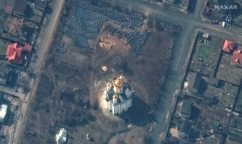 Рашисти почали копати траншею, де потім виявили масове поховання жителів Бучі, ще 10 березня – супутникові знімки (ФОТО)