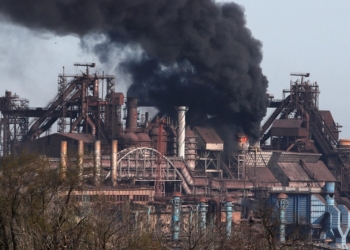 Густой дым поднимается над «Азовсталью» в Мариуполе – СМИ (ФОТО)