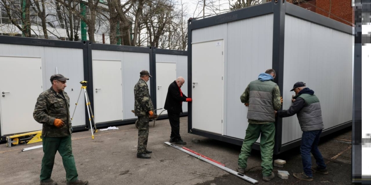 У Львові почали зводити перше контейнерне містечко для переселенців (ФОТО)