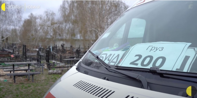 “Маніяки, відбиті на всю голову”. Чоловіки, які збирали та ховали сотні тіл у Бучі, впевнені, що лікувати треба всю рф  (ФОТО, ВІДЕО)