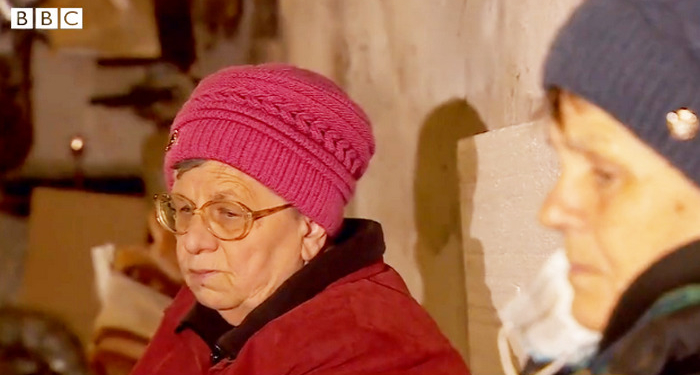 ВВС рассказало о четырех николаевских пенсионерах, живущих в подвале дома на Кульбакино (ВИДЕО)