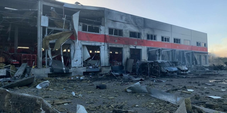 Рашисты разбомбили сортировочный центр Новой почты в Николаеве (ФОТО)