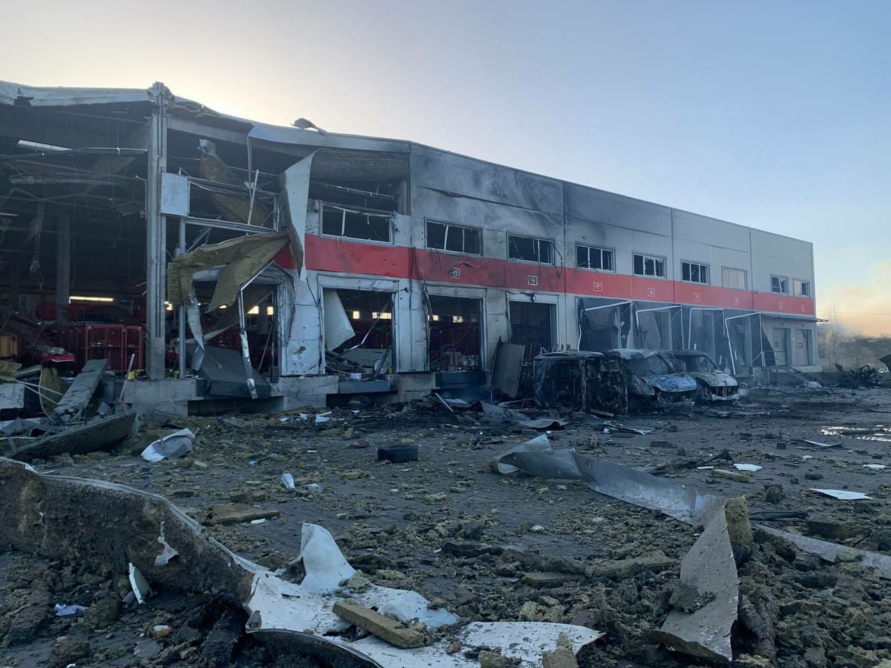 Рашисты разбомбили сортировочный центр Новой почты в Николаеве (ФОТО)