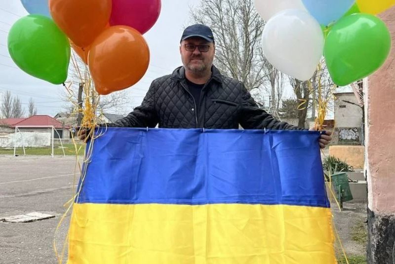 Над временно оккупированным Херсоном подняли украинский флаг (ФОТО, ВИДЕО)