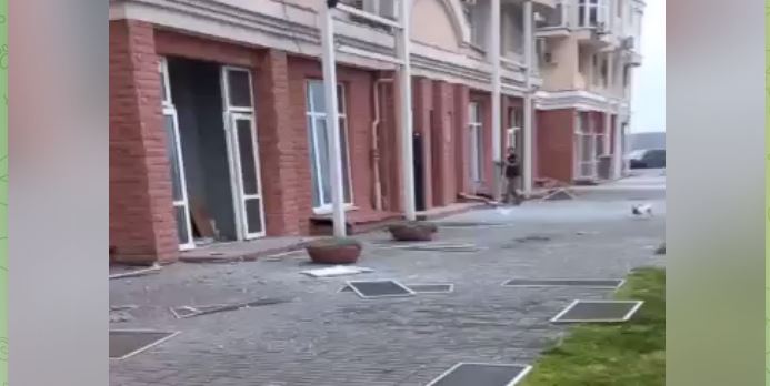 Ракетный удар по Николаеву — уничтожен бар, в многоэтажках на Намыве вылетели окна (ВИДЕО)
