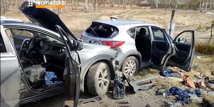 На Житомирской трассе рашисты расстреляли машины и людей, пытавшихся выехать из опасной зоны (ВИДЕО 18+)