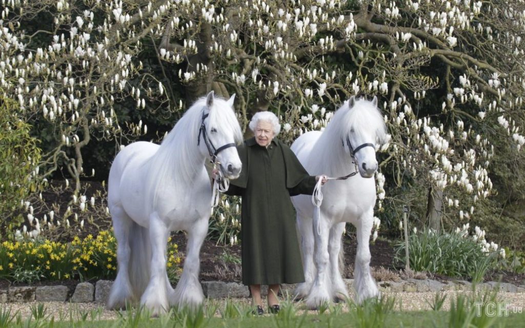 Королева Елизавета II отпраздновала 96-летие, ко Дню ее рождения выпустили эксклюзивную Барби (ФОТО) 1