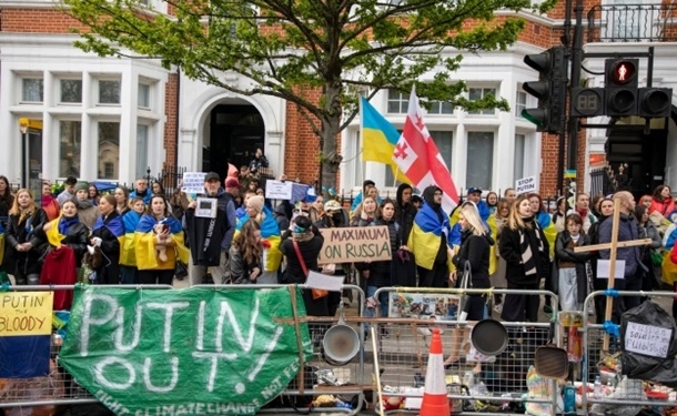 Под посольство РФ в Лондоне принесли “трофеи военных РФ”