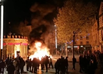 Во Франции прокатилась волна протестов и погромов из-за результатов 1 тура выборов президента (ВИДЕО)