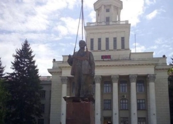 Оно того стоило? В оккупированной Новой Каховке рашисты снова ставят памятник Ленину (ФОТО)