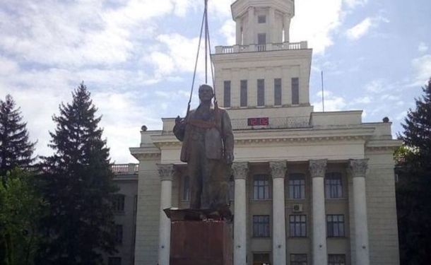 Оно того стоило? В оккупированной Новой Каховке рашисты снова ставят памятник Ленину (ФОТО)