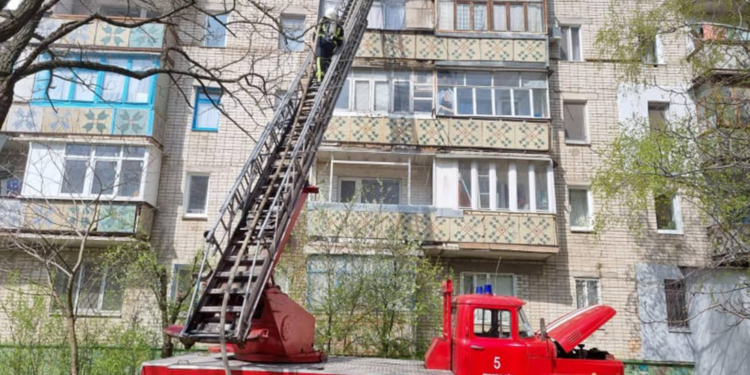 На Миколаевщині вогнеборці врятували двох людей з палаючих осель