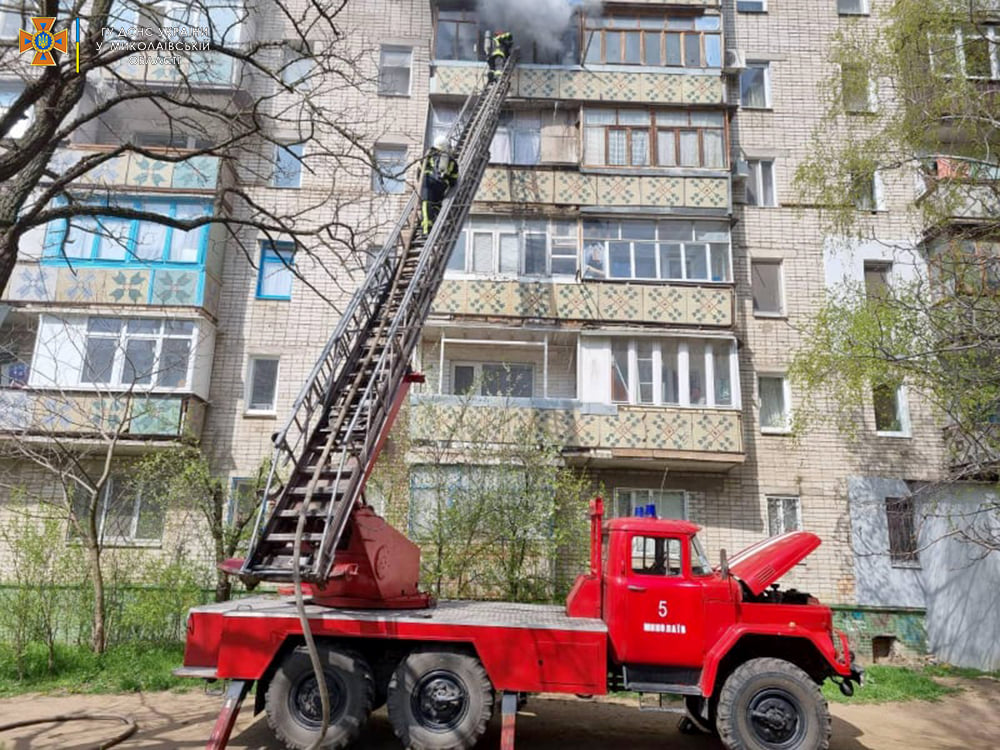 На Миколаевщині вогнеборці врятували двох людей з палаючих осель 1