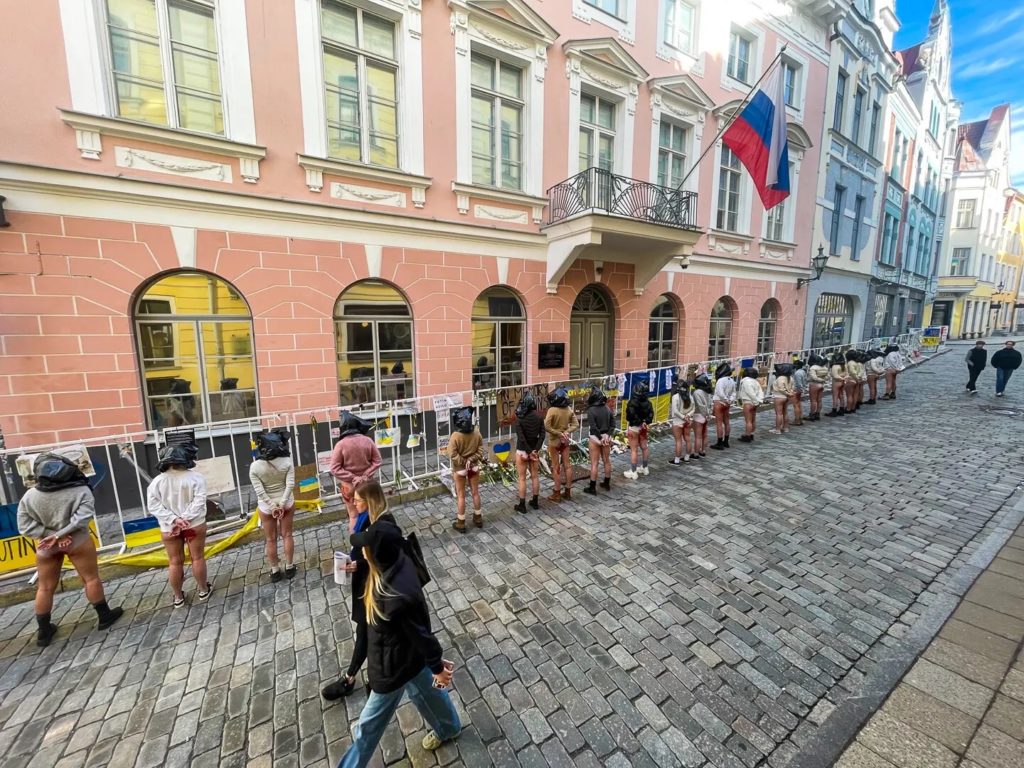 В Таллине перед посольством россии 20 женщин протестовали против изнасилований русскими оккупантами украинских женщин и детей (ФОТО) 5